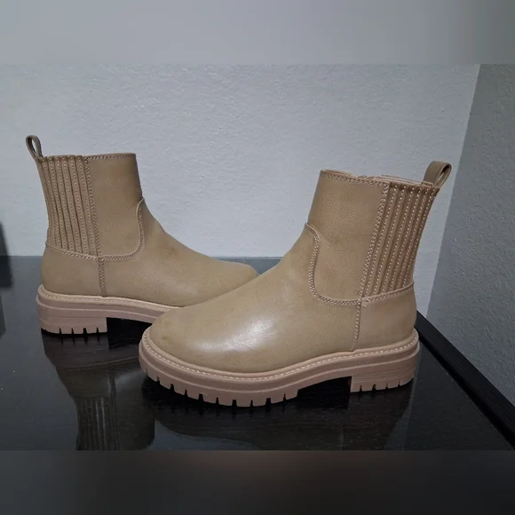 Time and Tru Women's Lug Chelsea Tan Brown Beige Memory Foam BOOT - Picture 4 of 6